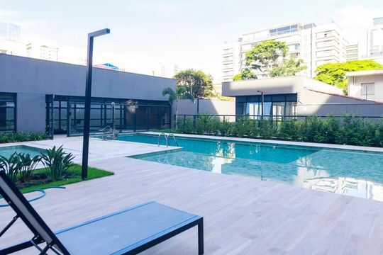 Venda de apartamento no Brooklin com 2 quartos, varanda e condomínio com piscina e churrasqueira. — Área comum - Piscina