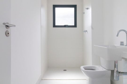 Venda de apartamento no Brooklin com 2 quartos, varanda e condomínio com piscina e churrasqueira. — Banheiro da Suíte 1