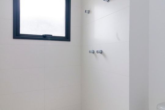Venda de apartamento no Brooklin com 2 quartos, varanda e condomínio com piscina e churrasqueira. — Banheiro da Suíte 1