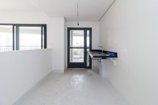 Venda de apartamento no Brooklin com 2 quartos, varanda e condomínio com piscina e churrasqueira. — Cozinha