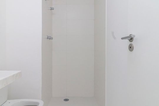 Venda de apartamento no Brooklin com 2 quartos, varanda e condomínio com piscina e churrasqueira. — Banheiro da Suíte 2