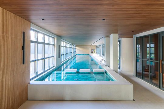 Venda de apartamento no Brooklin com 2 quartos, varanda e condomínio com piscina e churrasqueira. — Área comum - Piscina Coberta