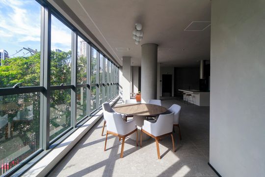Venda de apartamento no Brooklin com 2 quartos, varanda e condomínio com piscina e churrasqueira. — Área comum