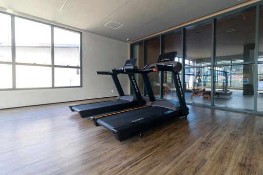 Venda de apartamento no Brooklin com 2 quartos, varanda e condomínio com piscina e churrasqueira. — Área comum - Academia