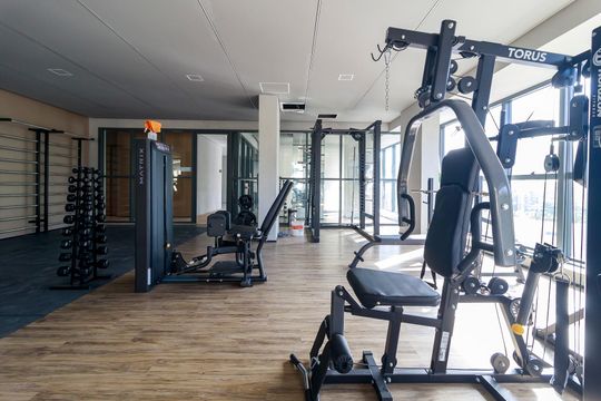 Venda de apartamento no Brooklin com 2 quartos, varanda e condomínio com piscina e churrasqueira. — Área comum - Academia