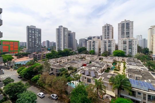 Venda de apartamento no Brooklin com 2 quartos, varanda e condomínio com piscina e churrasqueira. — Vista da Varanda