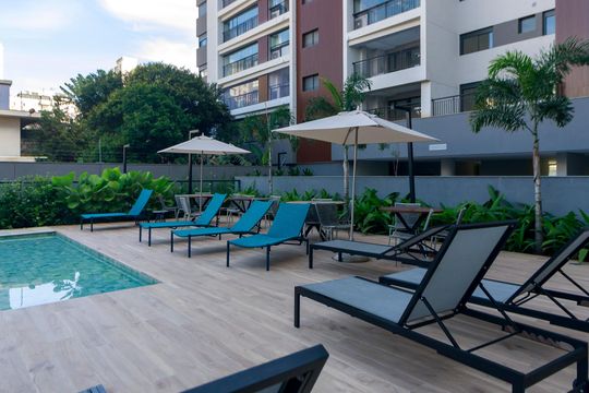 Venda de apartamento no Brooklin com 2 quartos, varanda e condomínio com piscina e churrasqueira. — Área comum - Piscina