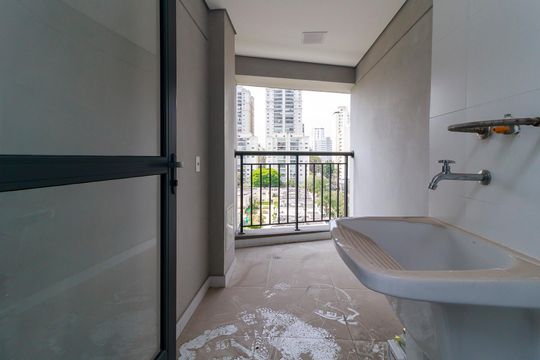 Venda de apartamento no Brooklin com 2 quartos, varanda e condomínio com piscina e churrasqueira. — Área de Serviço