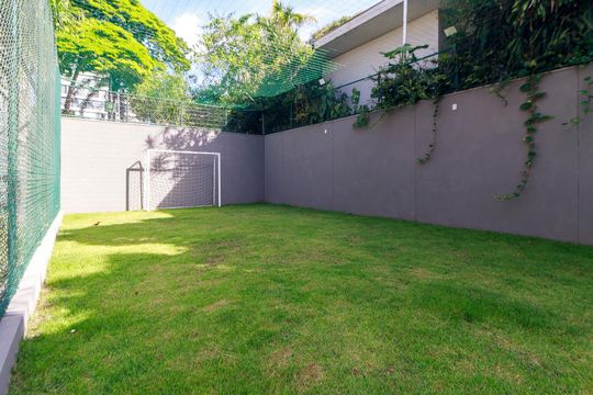 Venda de apartamento no Brooklin com 2 quartos, varanda e condomínio com piscina e churrasqueira. — Área comum - Campo de Futebol