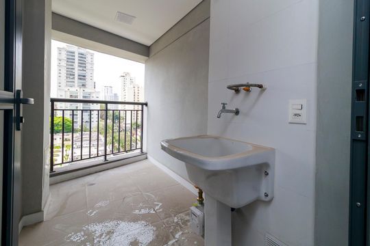 Venda de apartamento no Brooklin com 2 quartos, varanda e condomínio com piscina e churrasqueira. — Área de Serviço