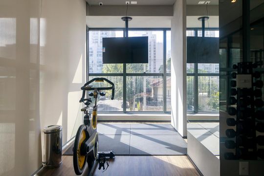 Venda de apartamento no Brooklin com 2 quartos, varanda e condomínio com piscina e churrasqueira. — Área comum - Academia