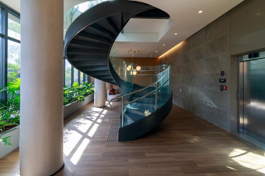 Venda de apartamento no Brooklin com 2 quartos, varanda e condomínio com piscina e churrasqueira. — Hall Social