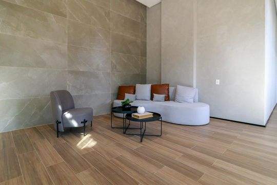 Venda de apartamento no Brooklin com 2 quartos, varanda e condomínio com piscina e churrasqueira. — Hall Social