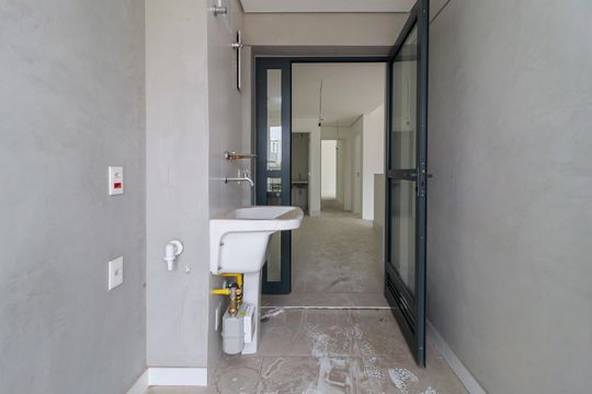 Venda de apartamento no Brooklin com 2 quartos, varanda e condomínio com piscina e churrasqueira. — Área de Serviço
