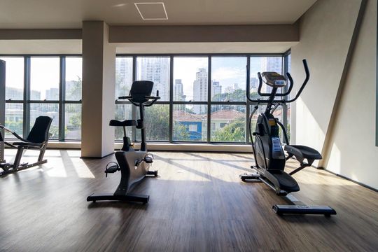 Venda de apartamento no Brooklin com 2 quartos, varanda e condomínio com piscina e churrasqueira. — Área comum - Academia