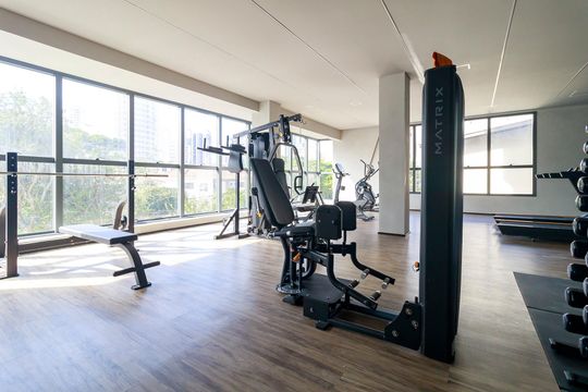 Venda de apartamento no Brooklin com 2 quartos, varanda e condomínio com piscina e churrasqueira. — Área comum - Academia