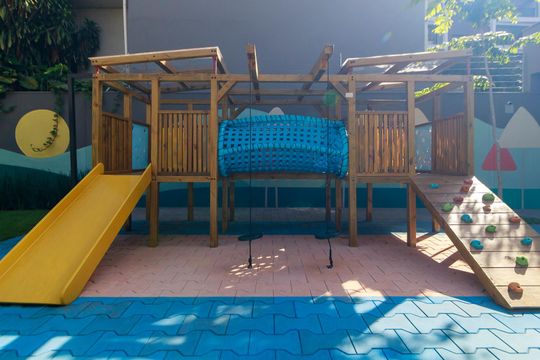 Venda de apartamento no Brooklin com 2 quartos, varanda e condomínio com piscina e churrasqueira. — Área comum - Playground