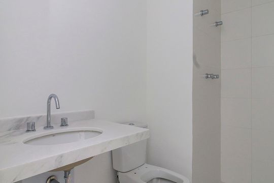 Venda de apartamento no Brooklin com 2 quartos, varanda e condomínio com piscina e churrasqueira. — Banheiro da Suíte 2