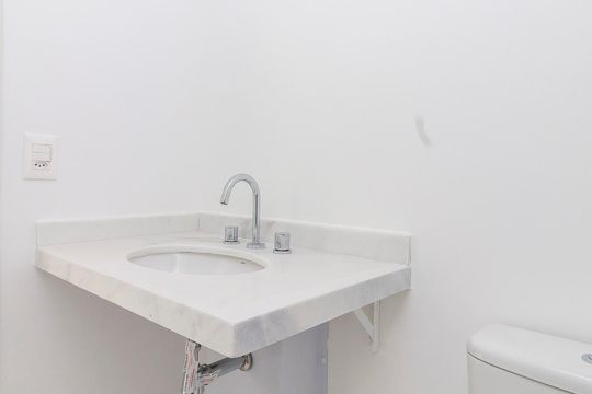 Venda de apartamento no Brooklin com 2 quartos, varanda e condomínio com piscina e churrasqueira. — Banheiro da Suíte 2
