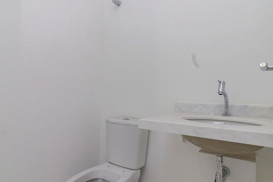 Venda de apartamento no Brooklin com 2 quartos, varanda e condomínio com piscina e churrasqueira. — Lavabo