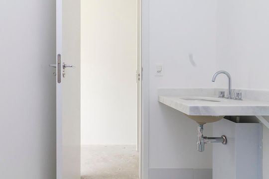 Venda de apartamento no Brooklin com 2 quartos, varanda e condomínio com piscina e churrasqueira. — Banheiro da Suíte 2