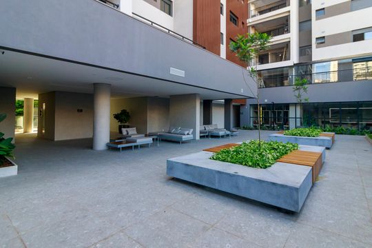 Venda de apartamento no Brooklin com 2 quartos, varanda e condomínio com piscina e churrasqueira. — Hall Social