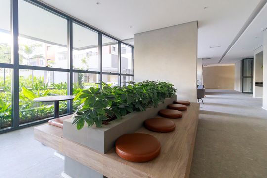 Venda de apartamento no Brooklin com 2 quartos, varanda e condomínio com piscina e churrasqueira. — Área comum