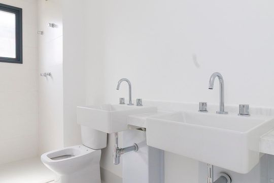 Venda de apartamento no Brooklin com 2 quartos, varanda e condomínio com piscina e churrasqueira. — Banheiro da Suíte 1