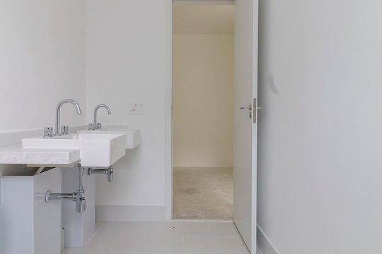 Venda de apartamento no Brooklin com 2 quartos, varanda e condomínio com piscina e churrasqueira. — Banheiro da Suíte 1