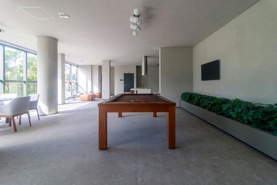 Venda de apartamento no Brooklin com 2 quartos, varanda e condomínio com piscina e churrasqueira. — Área comum - Espaço de Jogos
