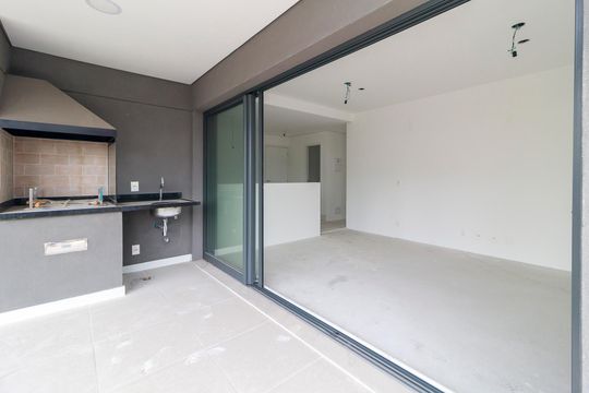 Venda de apartamento no Brooklin com 2 quartos, varanda e condomínio com piscina e churrasqueira. — Varanda