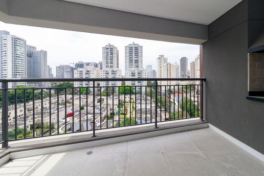 Venda de apartamento no Brooklin com 2 quartos, varanda e condomínio com piscina e churrasqueira. — Varanda