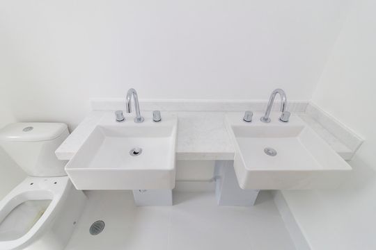 Venda de apartamento no Brooklin com 2 quartos, varanda e condomínio com piscina e churrasqueira. — Banheiro da Suíte 1