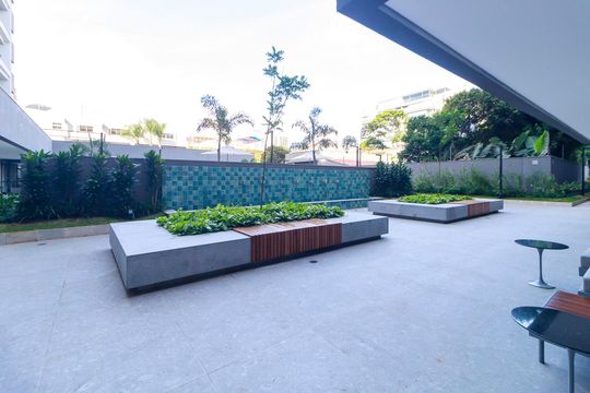 Venda de apartamento no Brooklin com 2 quartos, varanda e condomínio com piscina e churrasqueira. — Área comum