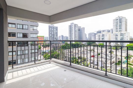 Venda de apartamento no Brooklin com 2 quartos, varanda e condomínio com piscina e churrasqueira. — Varanda