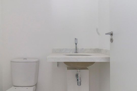 Venda de apartamento no Brooklin com 2 quartos, varanda e condomínio com piscina e churrasqueira. — Lavabo