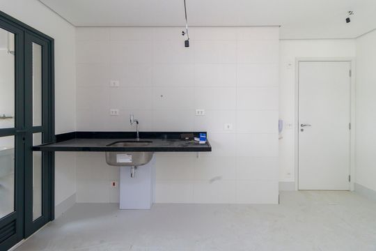 Venda de apartamento no Brooklin com 2 quartos, varanda e condomínio com piscina e churrasqueira. — Cozinha