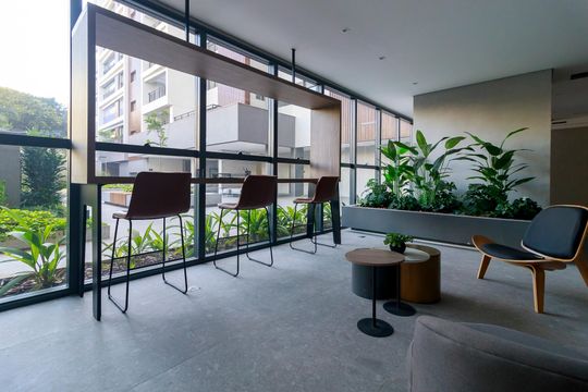Venda de apartamento no Brooklin com 2 quartos, varanda e condomínio com piscina e churrasqueira. — Área comum