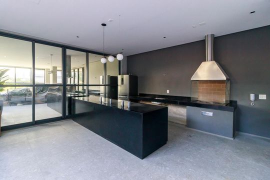 Venda de apartamento no Brooklin com 2 quartos, varanda e condomínio com piscina e churrasqueira. — Área comum - Churrasqueira