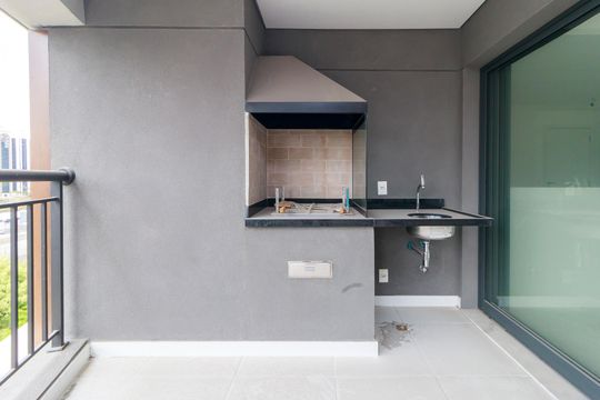 Venda de apartamento no Brooklin com 2 quartos, varanda e condomínio com piscina e churrasqueira. — Varanda