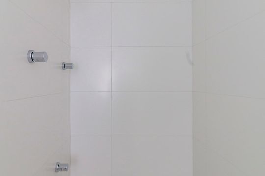 Venda de apartamento no Brooklin com 2 quartos, varanda e condomínio com piscina e churrasqueira. — Banheiro da Suíte 2