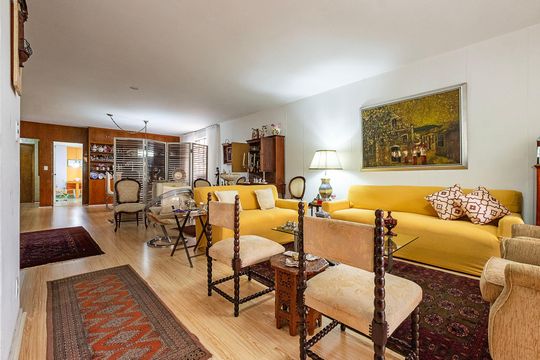 Compra apartamento em Cerqueira César com 3 quartos. — Sala