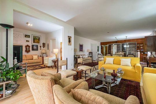 Compra apartamento em Cerqueira César com 3 quartos. — Sala