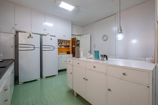 Compra apartamento em Cerqueira César com 3 quartos. — Cozinha