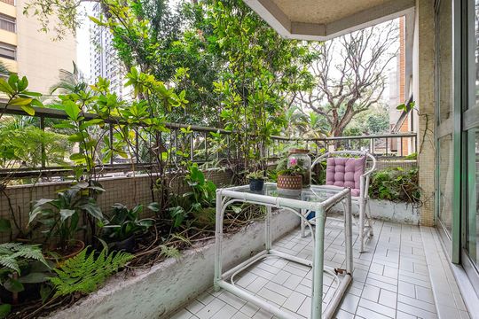 Compra apartamento em Cerqueira César com 3 quartos. — Sala - Varanda