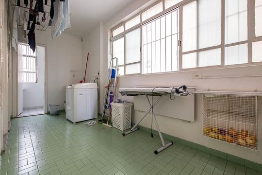 Compra apartamento em Cerqueira César com 3 quartos. — Área de Serviço