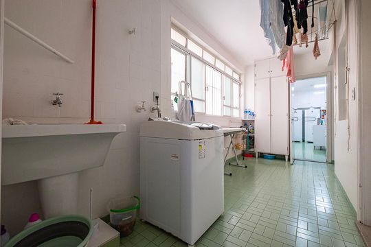 Compra apartamento em Cerqueira César com 3 quartos. — Área de Serviço