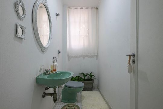 Compra apartamento em Cerqueira César com 3 quartos. — Lavabo