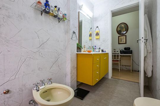 Compra apartamento em Cerqueira César com 3 quartos. — Banheiro Social