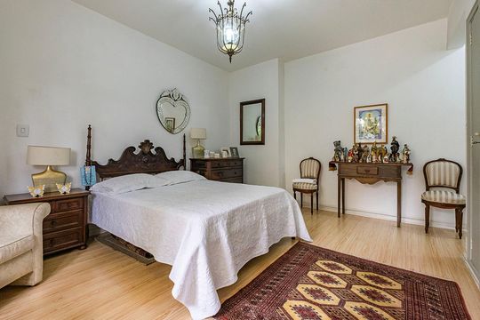 Compra apartamento em Cerqueira César com 3 quartos. — Suíte